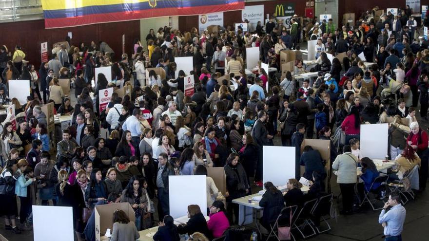 El canciller de Ecuador asegura que avanza &quot;muy bien&quot; el voto en el exterior