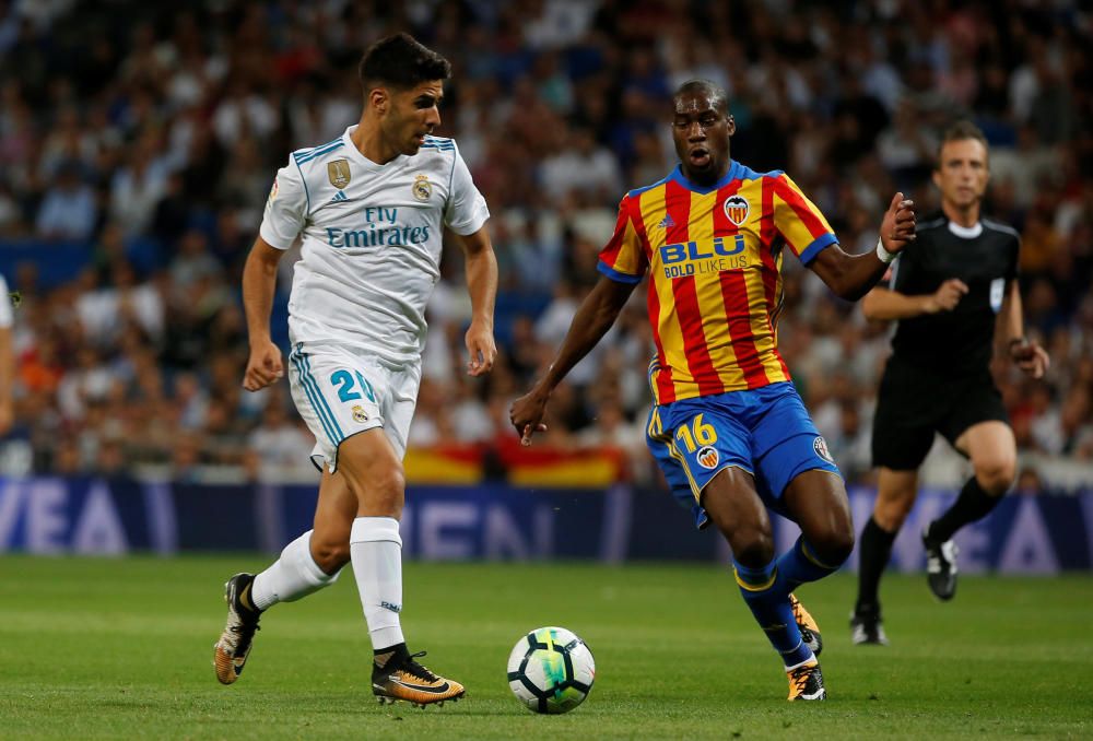 Instantes del partido disputado ayer entre el Valencia CF y el Real Madrid.