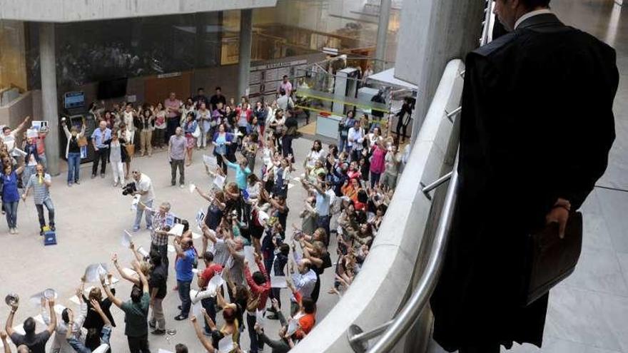 Un abogado observa las protestas de los funcionarios de Justicia.