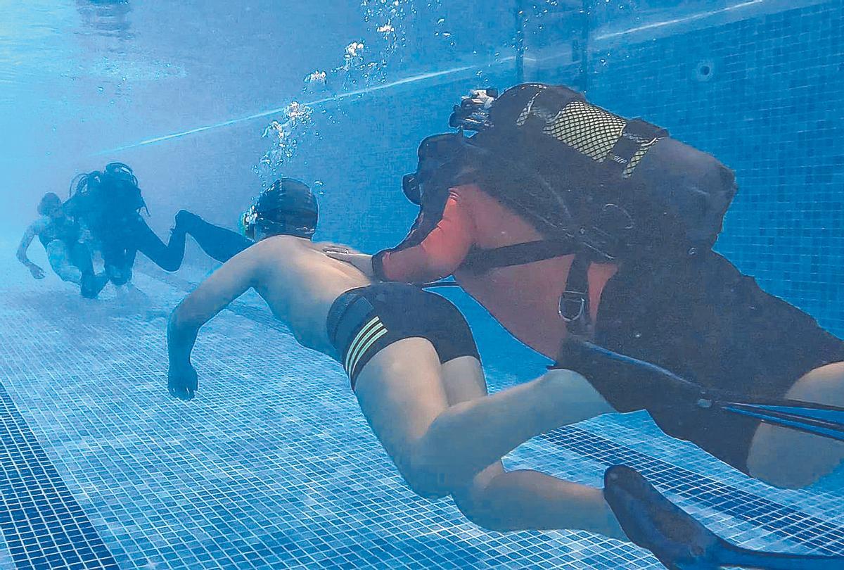 Poder respirar bajo el agua con un regulador es lo que más divierte a los alumnos