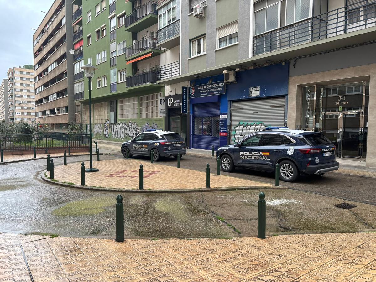 La Policía ha realizado varias batidas en la urbanización de Parque Roma y sus alrededores tras el robo cometido en la calle Vicente Berdusán, este martes por la tarde.