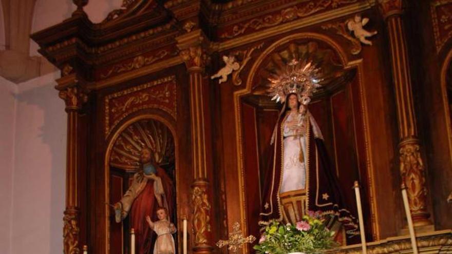 Torga, a la izquierda, y Solís, en la iglesia de los Remedios ante la imagen de la Virgen.