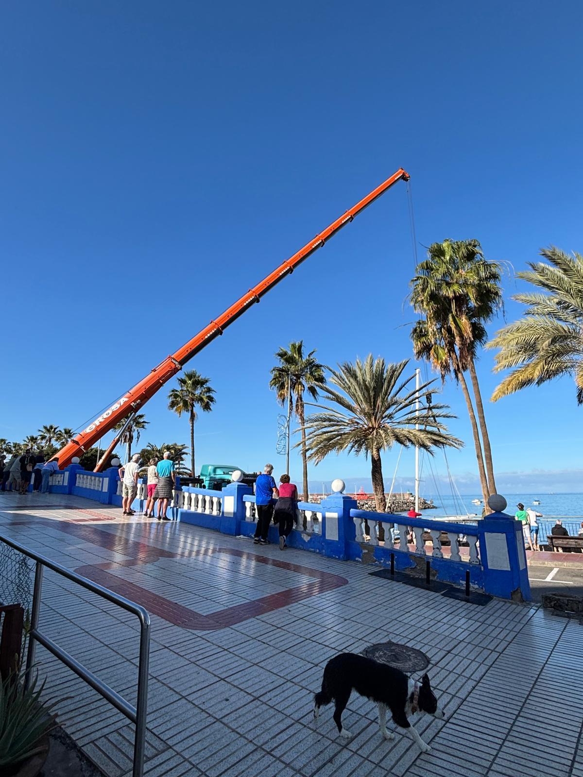 Sacan un catamarán encallado en la playa de las marañuelas de Arguineguín
