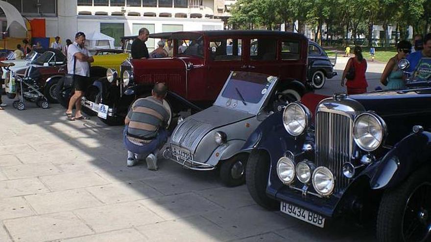 Concentración de coches antiguos en Benidorm