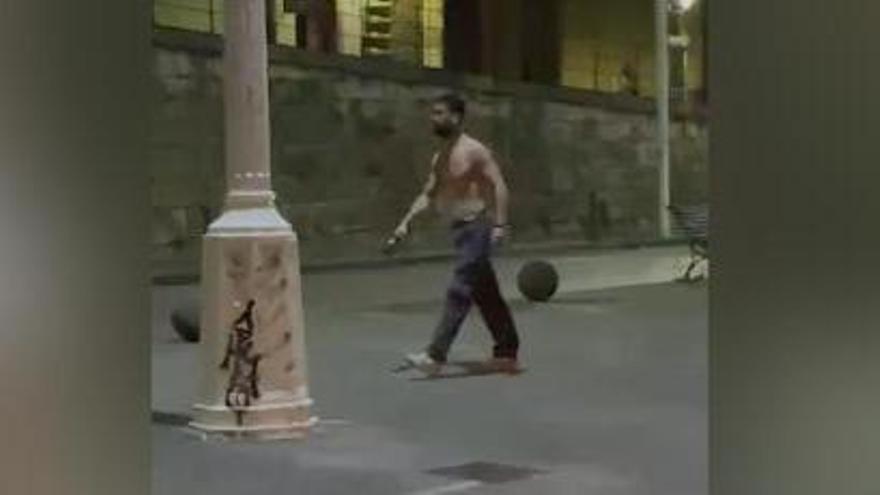 VÍDEO: A botellazo limpio contra la gente en pleno Muelle de Gijón