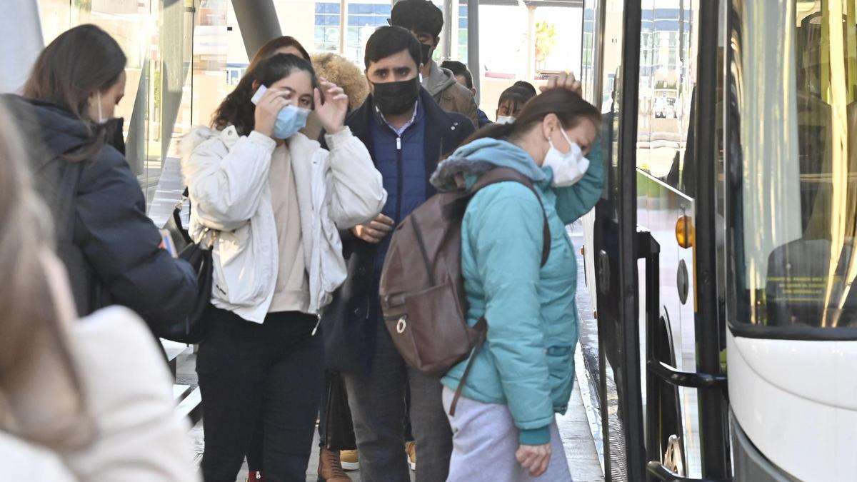 Varios castellonenses con mascarilla en el transporte público