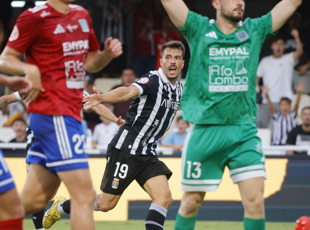 Chiki, celebrando el 2-0 en el partido ante el Tarazona en el estadio Cartagonova. | IVÁN URQUÍZAR