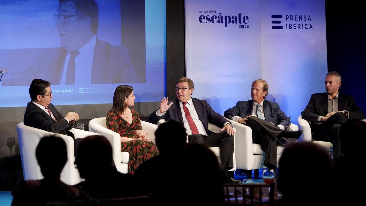 Pedro Martín, Yaiza Castilla, Carlos Abella, Ramón Estalella y Enrique Ruiz de Lera, en la primera mesa de debate.