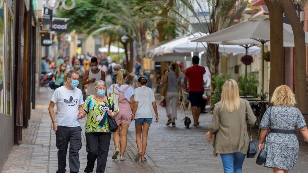 Gente con mascarilla paseando por la calle Teobaldo Power,  en Santa Cruz de Tenerife.