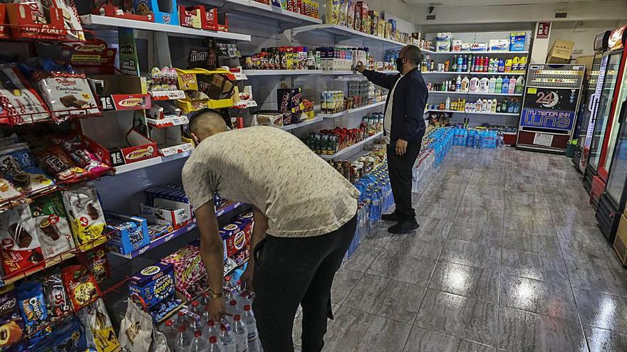 Un establecimiento 24 horas en El Raval de Elche que ha decidido cerrar a la misma hora que los bares porque no les sale rentable abrir de madrugada.  | ANTONIO AMORÓS