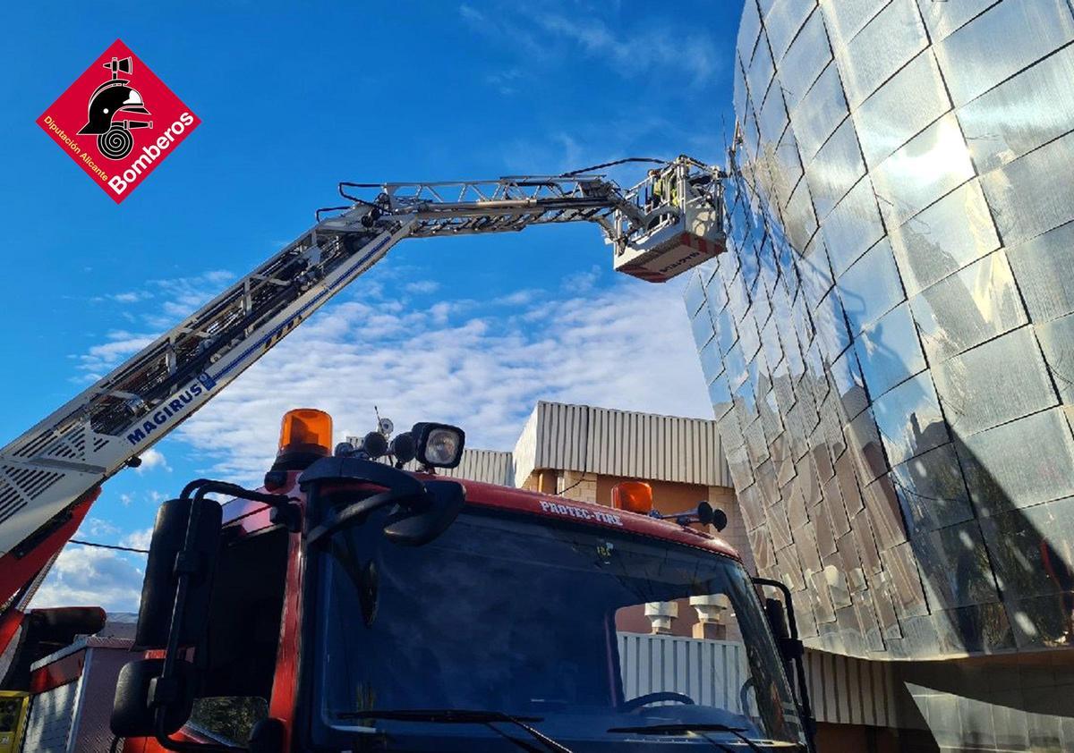 Bomberos de la Diputación de Alicante durante una intervención por una incidencia ocasionada por el viento.