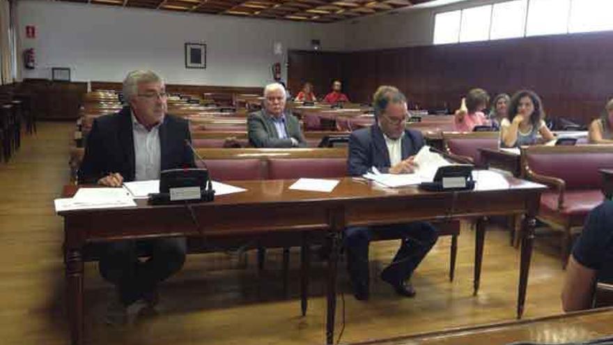 Comisión del Senado que aprobó la moción presentada por José Fernández, a la izquierda de la imagen.