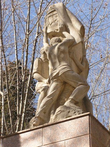 Monumento a los oscenses muertos, de Ángel Orensanz.