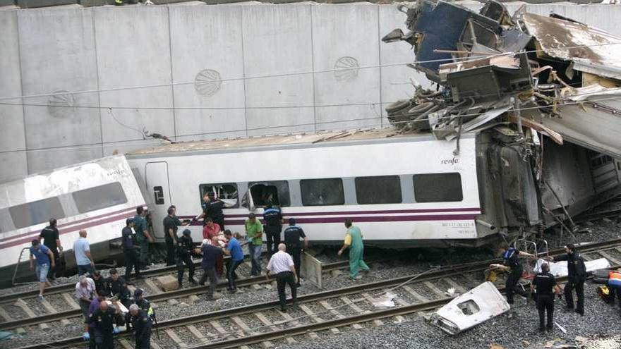 Agentes de las Fuerzas de Seguridad participando en las tareas de rescate del Alvia. // Óscar Corral