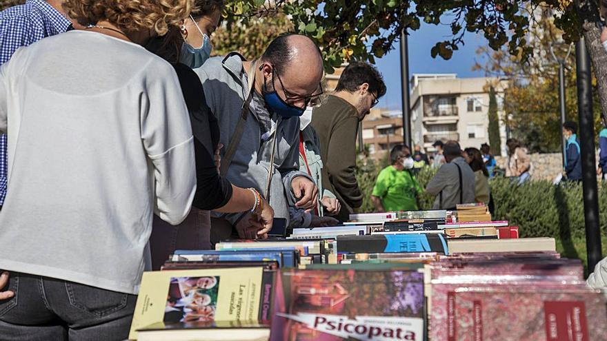 Los libros no faltaron en los puestos del mercadillo. | G.BOSCH