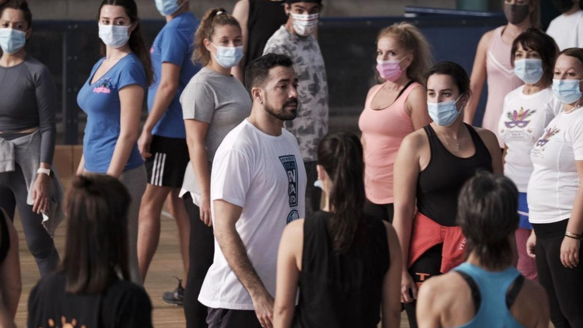 Juan Manzano, entre los bailarines de las comparsas durante uno de los talleres en el Pancho Camurria. | | DELIA PADRÓN