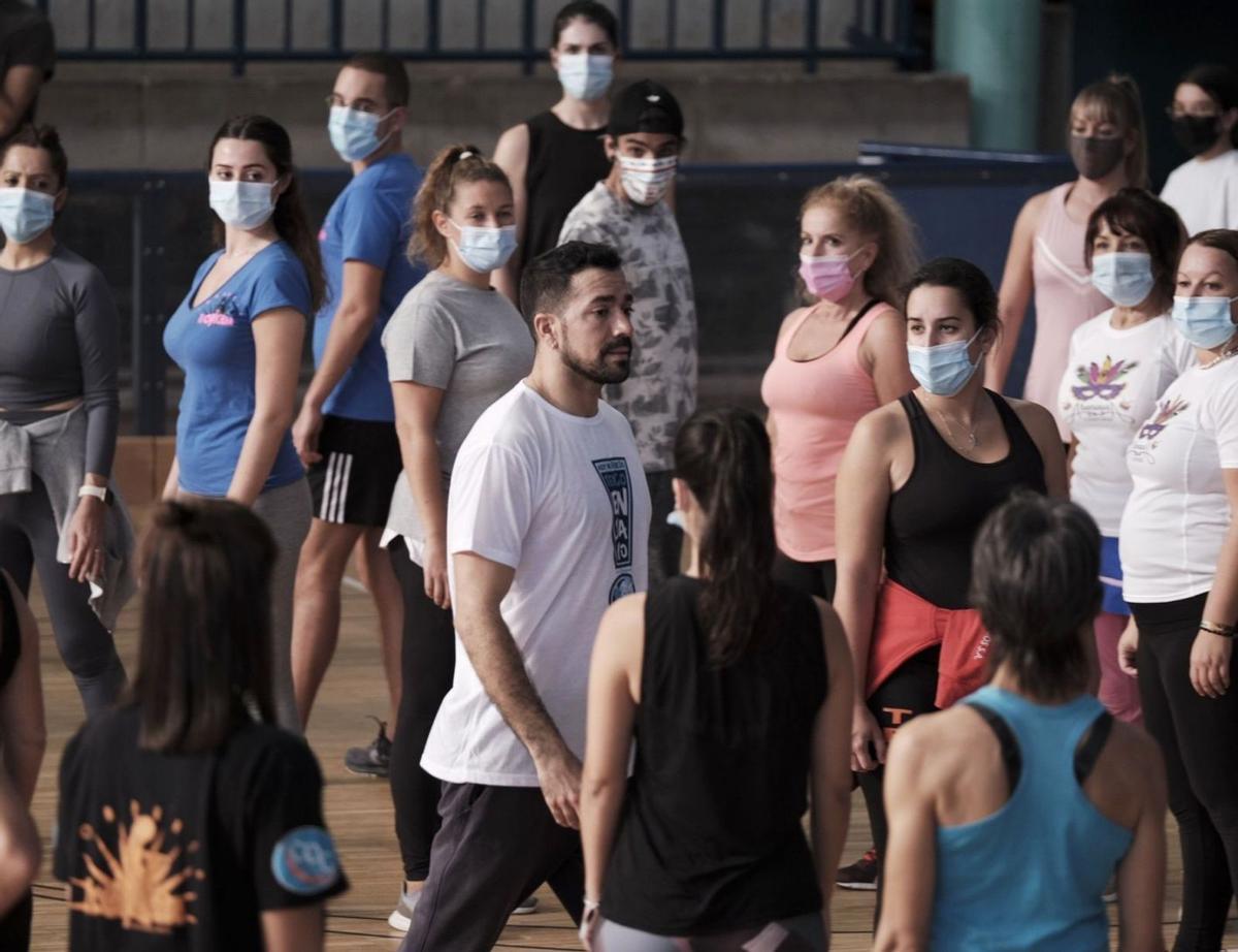 Juan Manzano, entre los bailarines de las comparsas durante uno de los talleres en el Pancho Camurria. | | DELIA PADRÓN