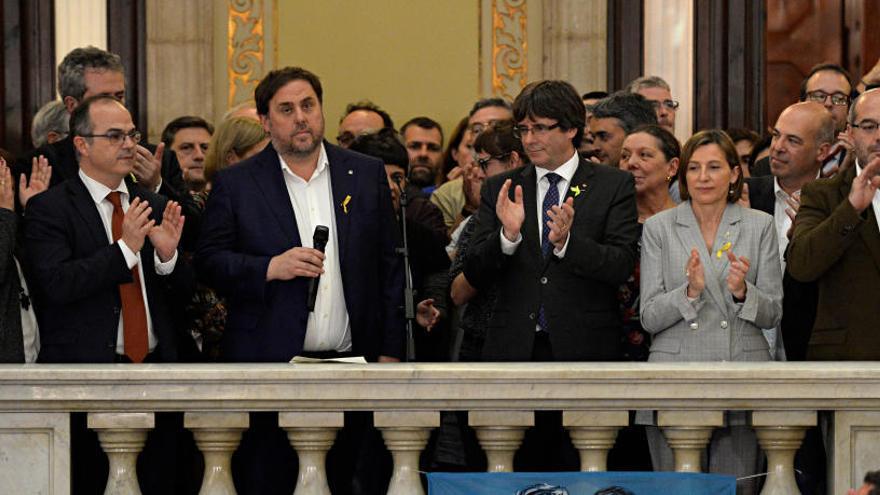 Puigdemont i Junqueras acompanyats de membres del Govern i de la Mesa del Parlament el 27 d&#039;octubre