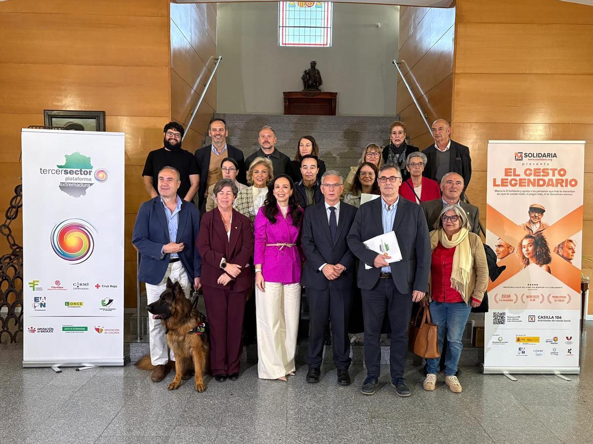 Presentación de la campaña 'X Solidaria' impulsada por la Plataforma del Tercer Sector de Extremadura, este miércoles.