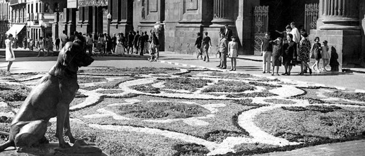 Una de las paradas obligatorias estaba en el barrio de Vegueta delante de la catedral.