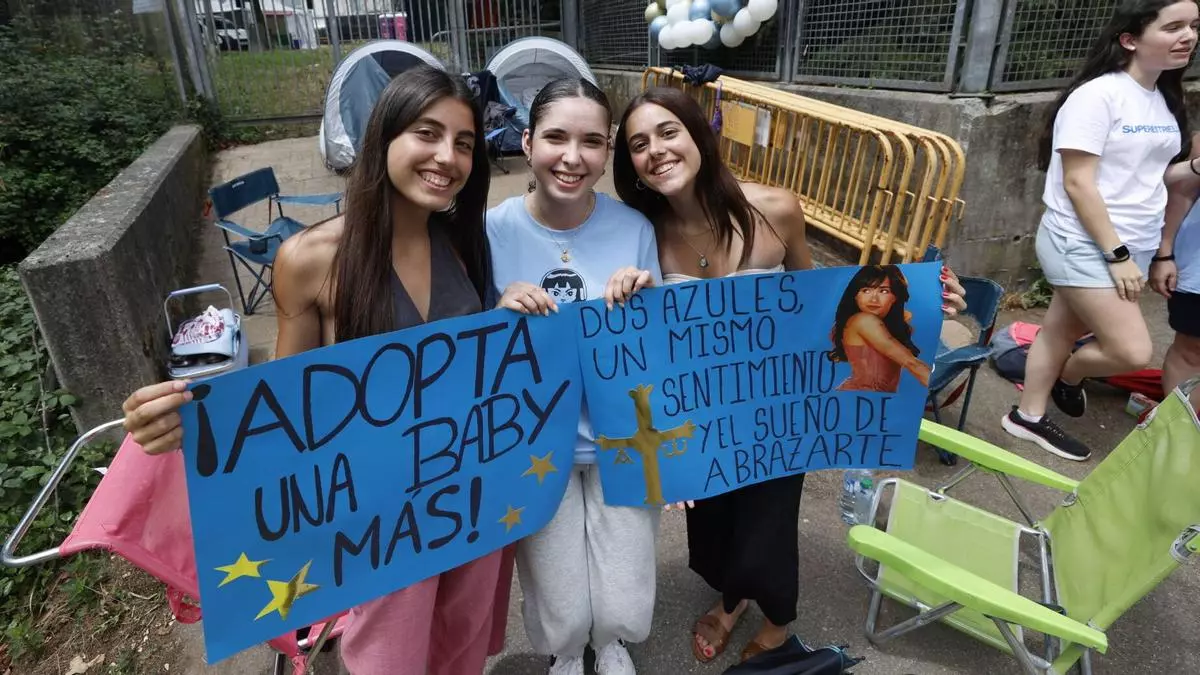 La fiebre por Aitana ya se hace notar en Avilés: sus fans hacen cola desde la madrugada del jueves y están preparadas para luchar contra el calor y la tormenta
