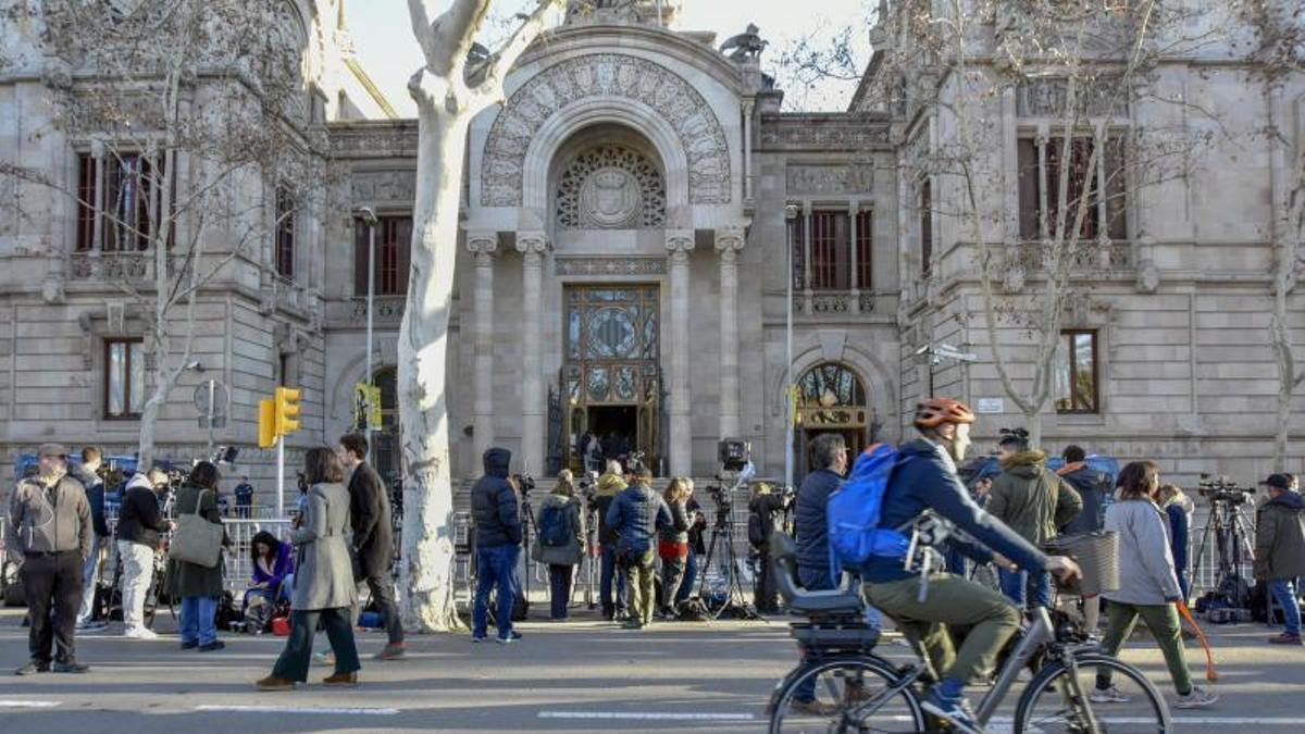 Façana principal de l'Audiència de Barcelona