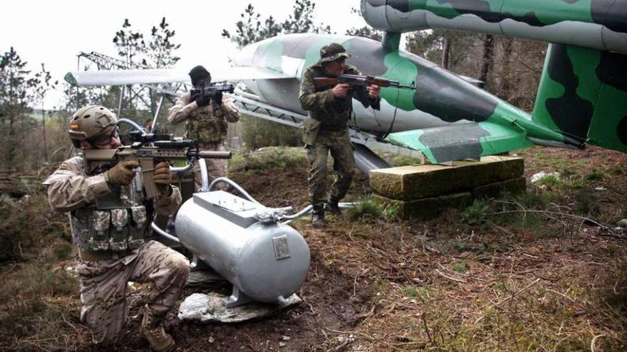 Los jugadores que ayer disputaron una partida de Airsoft en Lalingrado. // Bernabé/Luismy