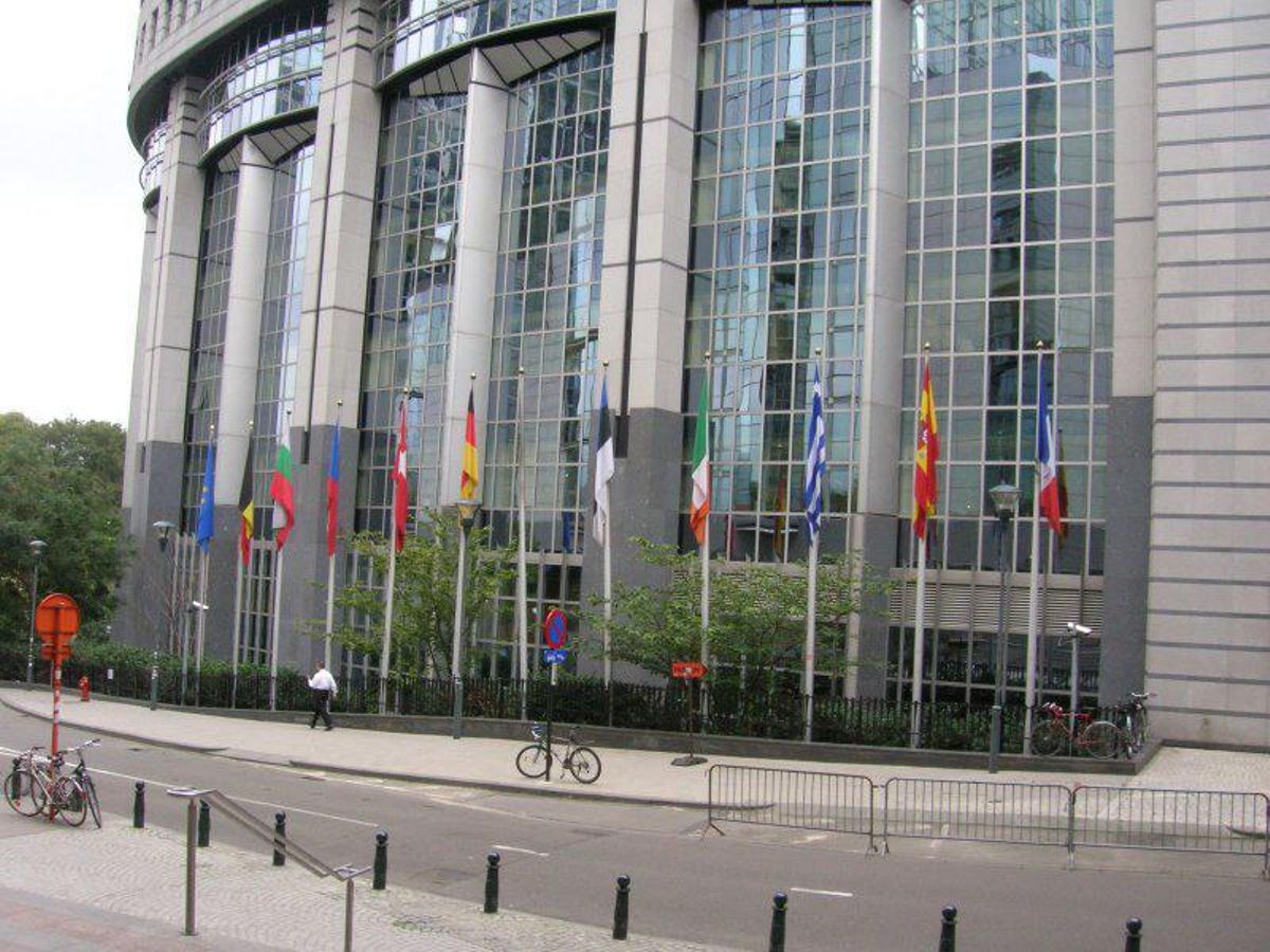 Sede delParlamento Europeoen BruselasLa sede más conocida del Parlamento Europeo, la de Bruselas -existen otras dos en Estrasburgo y Luxemburgo”- está revestida con placas del granito gallego más internacional, el “Rosa Porriño”. | // EUROBANDAS