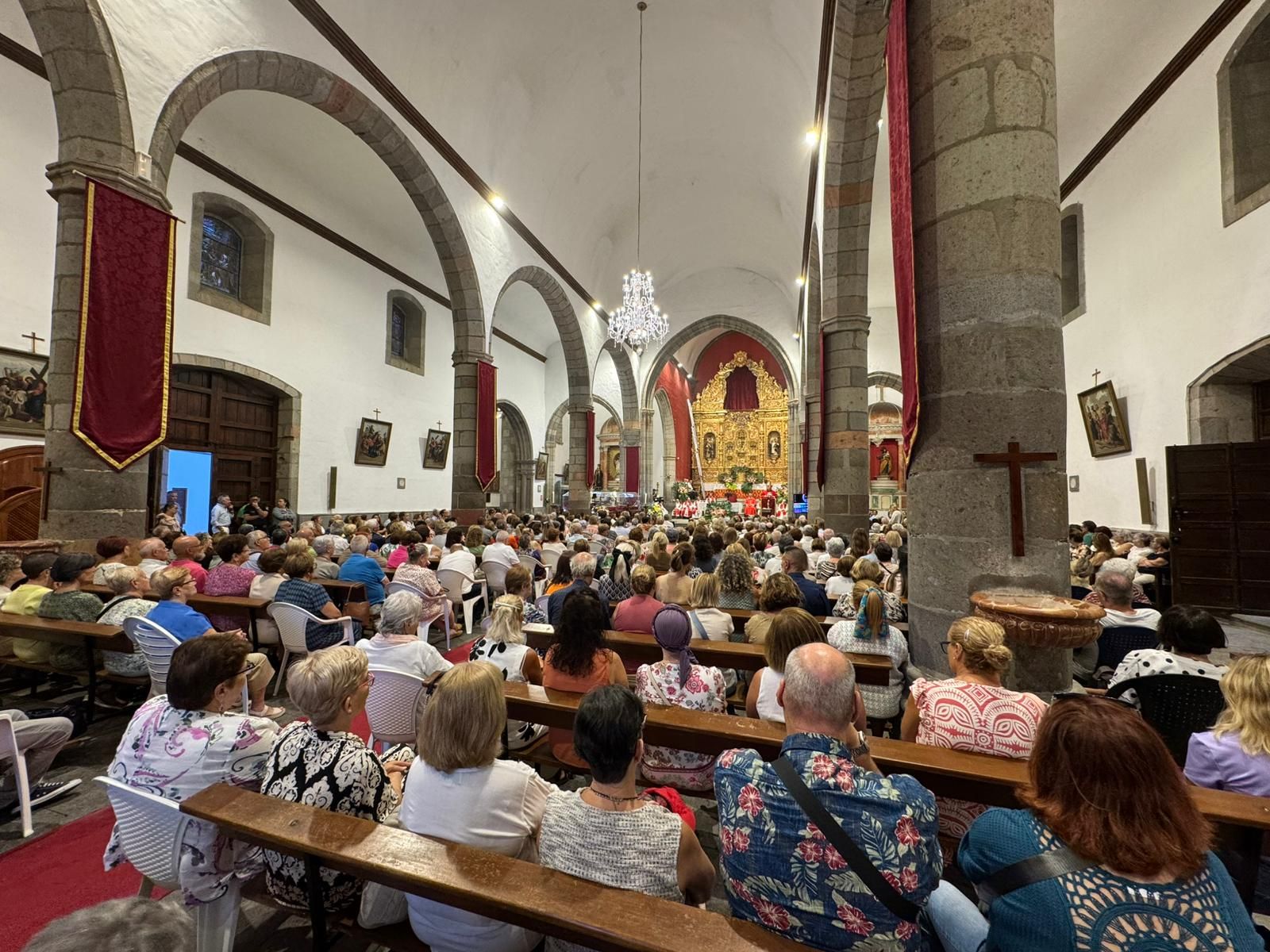 El Santo Cristo de Telde regresa a lo más alto del altar