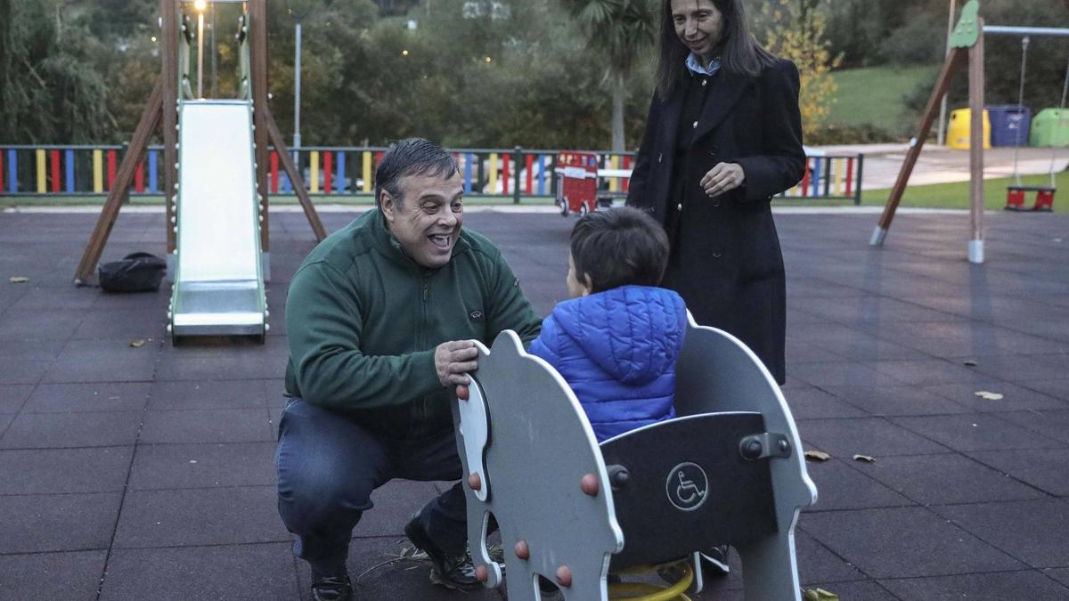 Miguel Ibáñez juega con el niño que tiene en la actualidad en acogida junto a su mujer, Ana María García, también en la imagen
