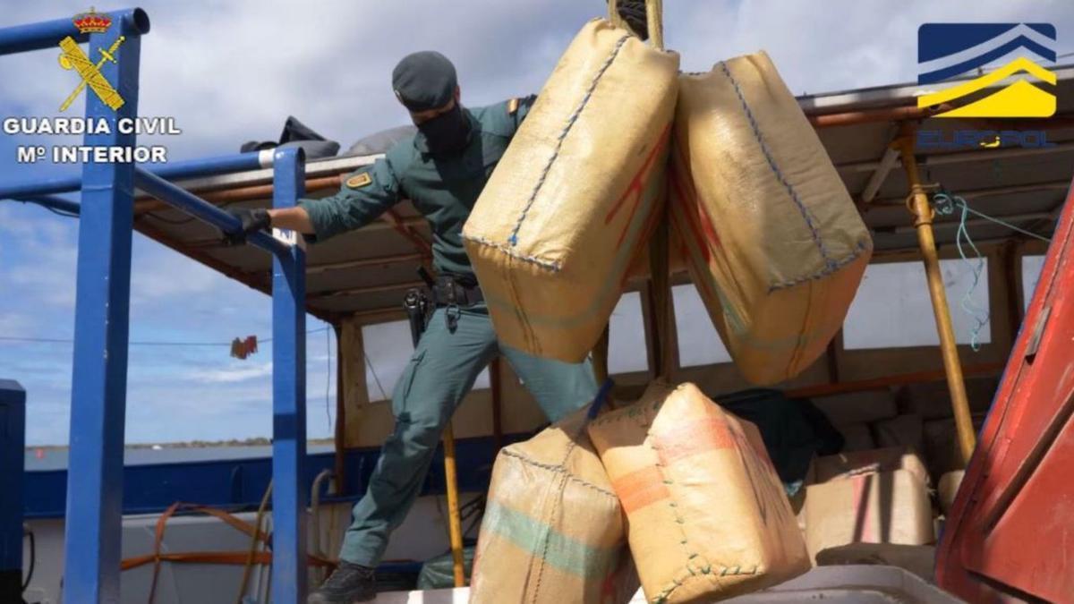 Uno de los alijos de hachís intervenidos por la Guardia Civil.