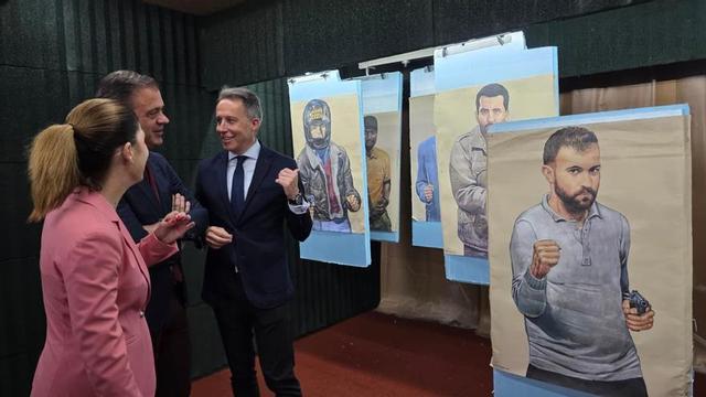El alcalde, Fulgencio Gil Jódar, y el consejero de Presidencia, Marcos Ortuño, en la presentación de la galería.
