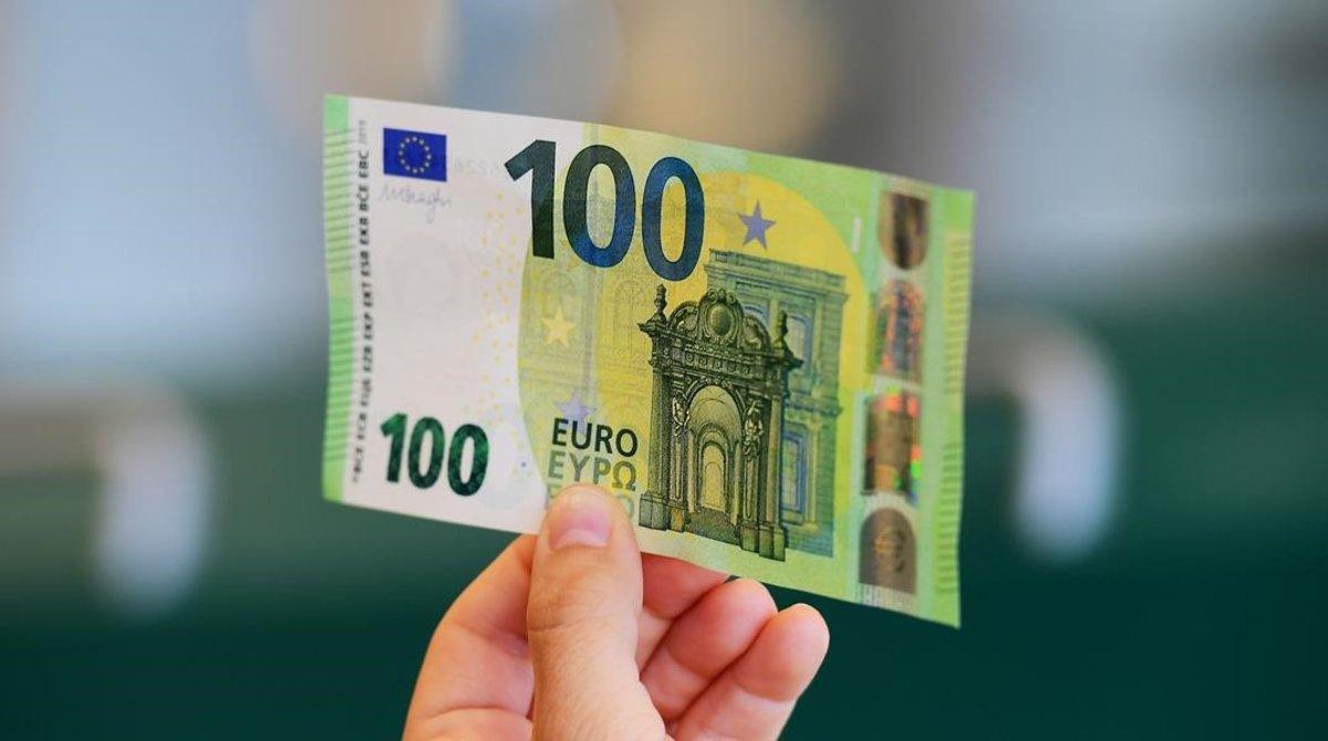 zentauroepp48355873 a worker holds the new 100 euros banknote at the end of the 190527155150