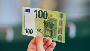 zentauroepp48355873 a worker holds the new 100 euros banknote at the end of the 190527155150