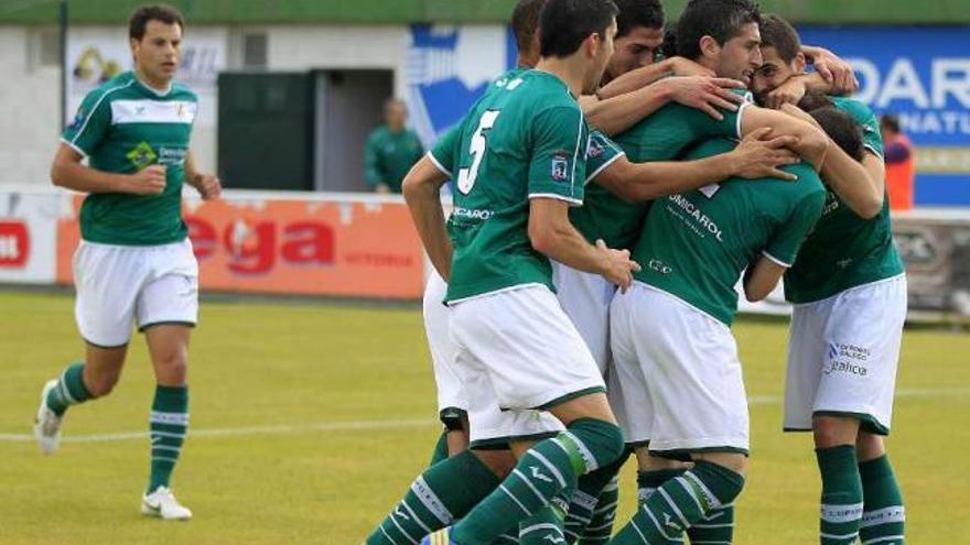 Los jugadores del Coruxo celebran un gol en el campo de O Vao. // José Lores