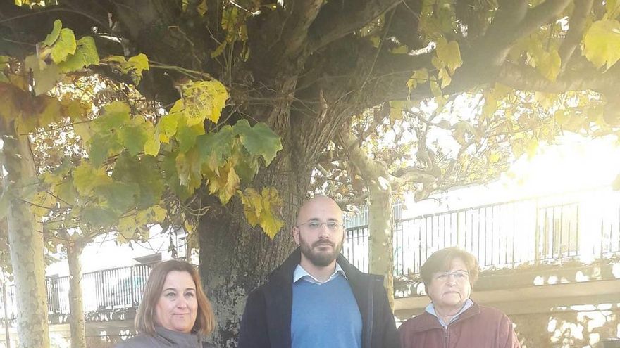 Glauco Argüelles, entre Alicia Muñiz y María del Carmen Cuervo.