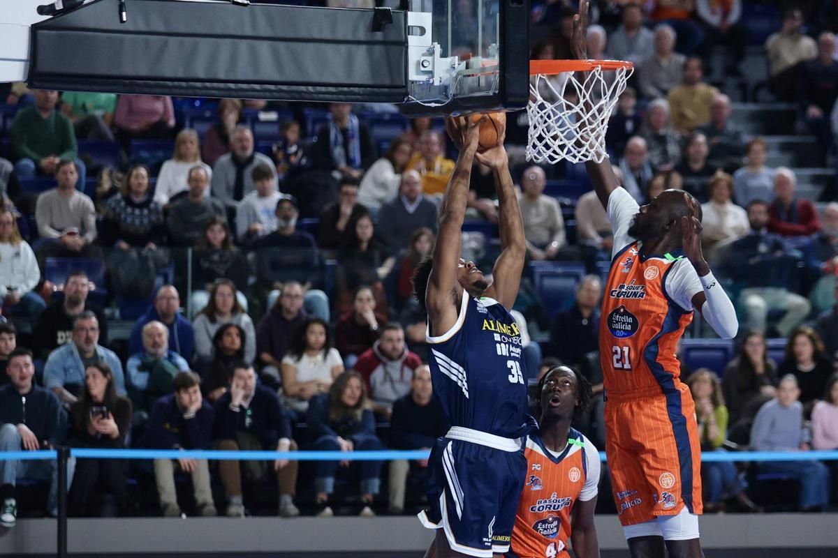 Diop busca el tapón ante Nwaokorie.