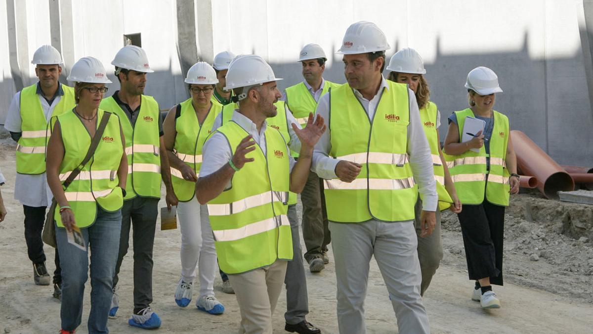 Visita de Sergi Mingote, alcalde de Parets del Vallès, a las obras de ampliación del nuevo complejo industrial de Idilia Foods.