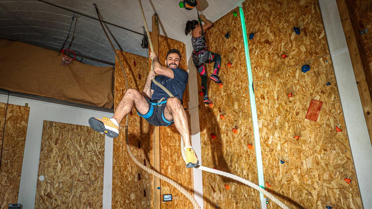 Javier Beltrán, CEO de RockFit, posa lanzándose en una cuerda.