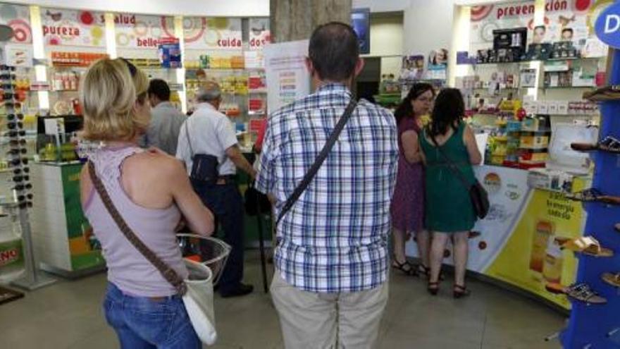 Colas el primer día de la entrada en vigor del copago farmacéutico en julio de 2012 .