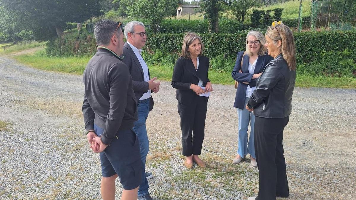 La alcaldesa Paula Fernández Pena junto a otros miembros de la corporación durante la visita de Belén Cachafeiro a Mourelos y Meixomence.