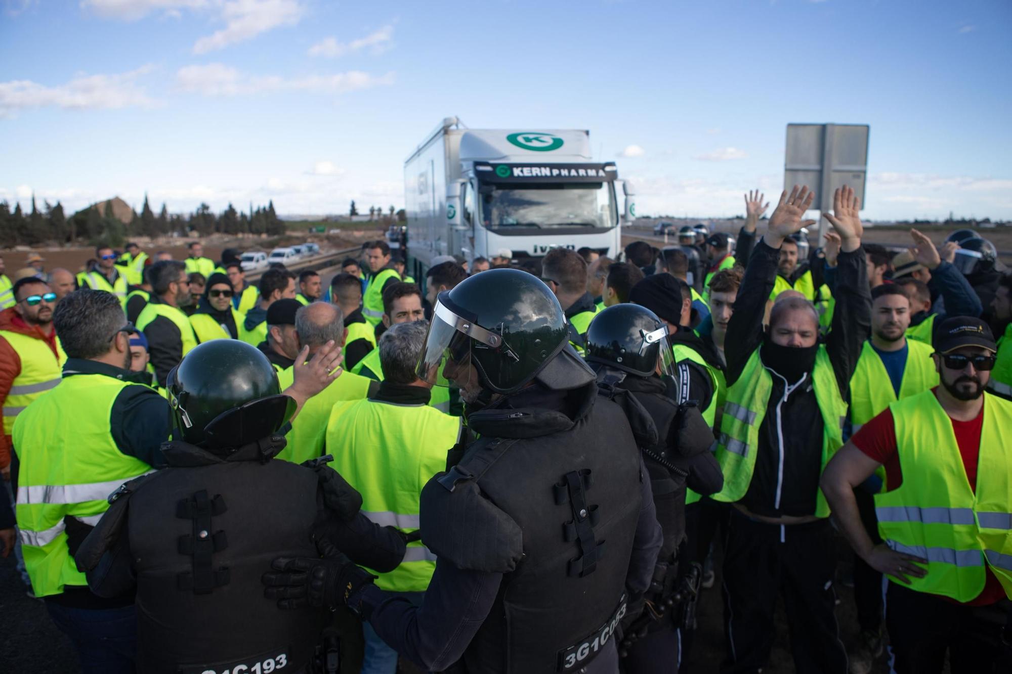 FOTOS: Las protestas de los agricultores desalojados de la AP-7 entre San Javier y Los Alcázares, en imágenes