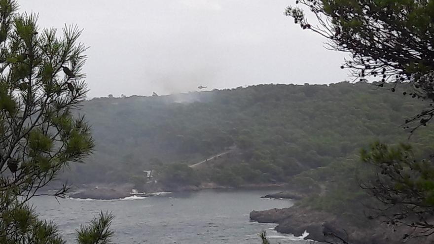 Un rayo provoca un incendio forestal en la zona militar de Cap Pinar
