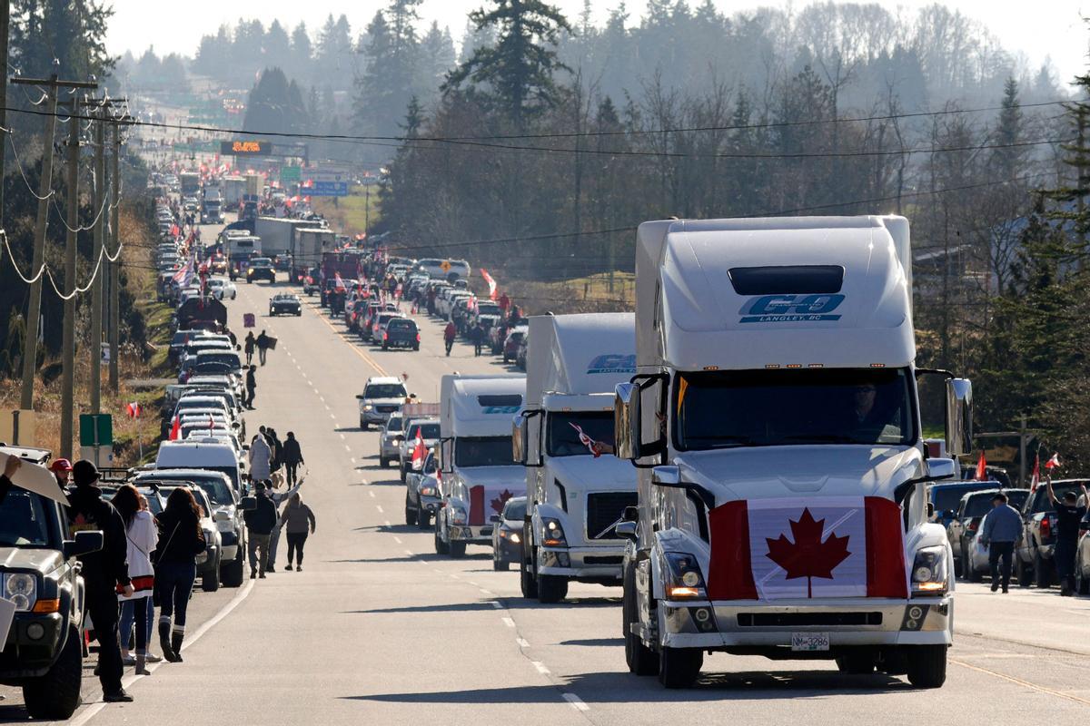 Camiones con banderas de Canadá conducen durante una manifestación antivacunas en la autopista 15, cerca de la autopista del Pacífico, en el cruce fronterizo entre Estados Unidos y Canadá en Surrey (Columbia Británica).