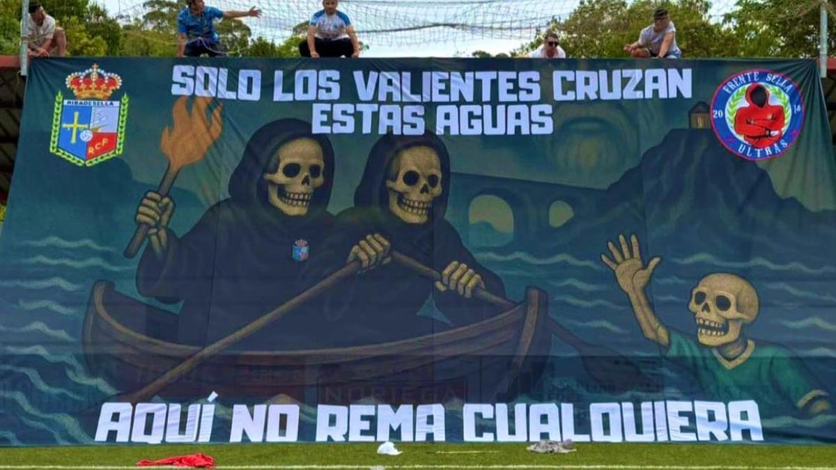 El tifo desplegado por la afición del Ribadesella
