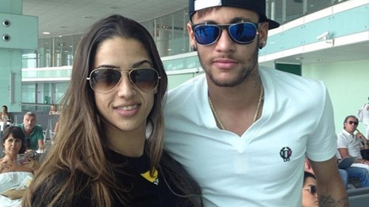 Neymar no dudó en fotografiarse con algunos fans mientras se esperaba en el aeropuerto de Barcelona