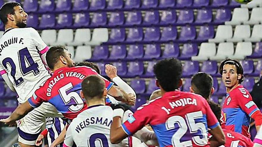 Remate de Joaquín en el gol del empate del Valladolid.