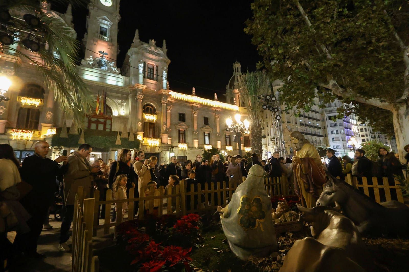 El centro de València, a reventar de gente por la decoración de Navidad