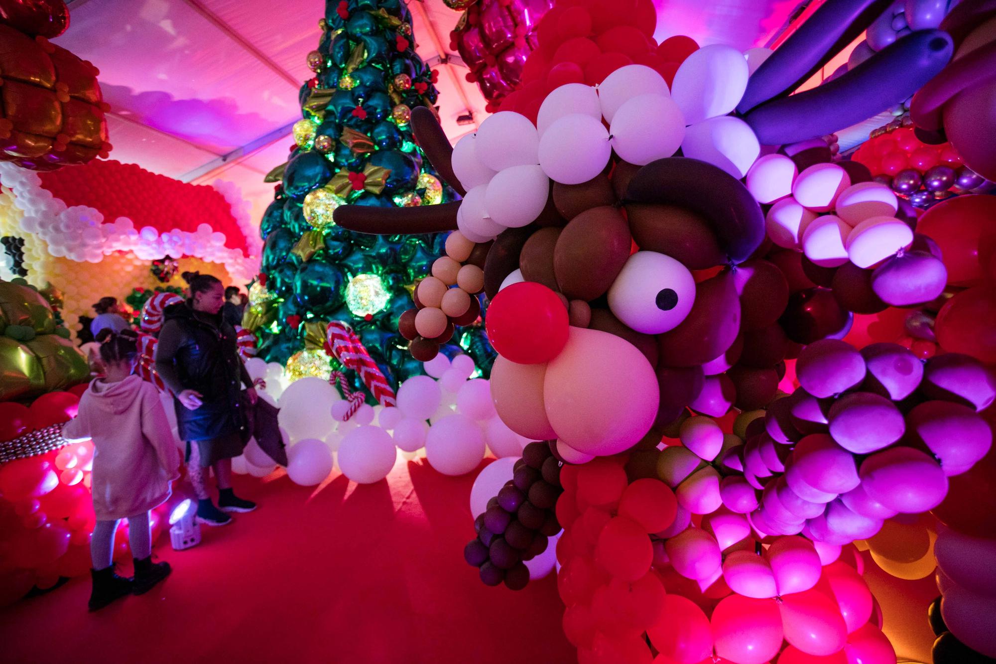 Galería de imágenes de Ibiza Ballon Wonderland, un pueblo navideño con 100.000 globos