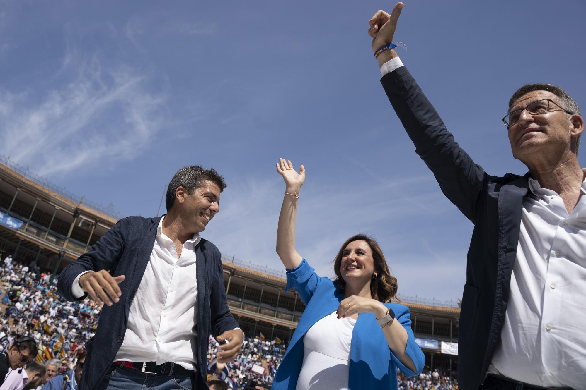 Feijóo junto a Carlos Mazón y María José Catalá en el mitin de la plaza de toros de Valencia.